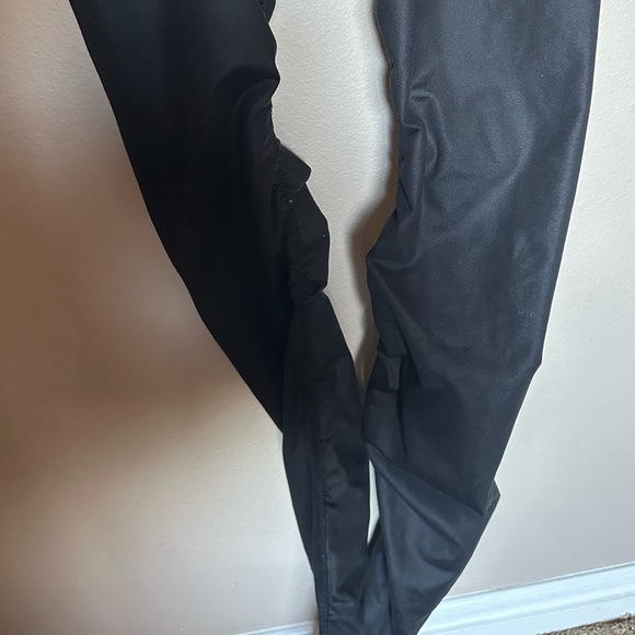 Like new ALO  leggings with scrunching leg detail - Picture 2 of 3